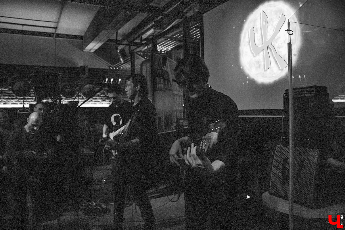 Любите ли вы творчество Виктора Цоя? Если да, то, надеюсь, не пропустили выступление команды «Черный Квадрат»? Потому как 1 декабря в ресторане «Макс Брой» эти ребята просто-напросто призвали дух той самой группы, имя которой «Кино»