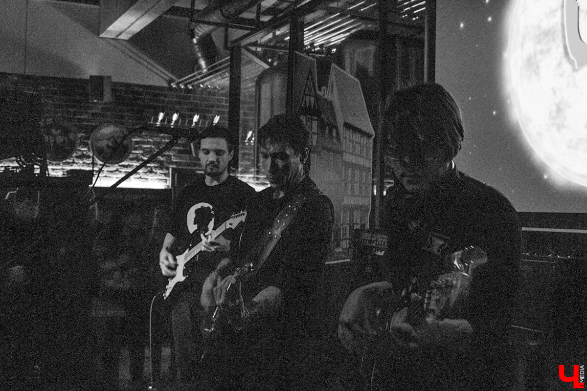 Любите ли вы творчество Виктора Цоя? Если да, то, надеюсь, не пропустили выступление команды «Черный Квадрат»? Потому как 1 декабря в ресторане «Макс Брой» эти ребята просто-напросто призвали дух той самой группы, имя которой «Кино»