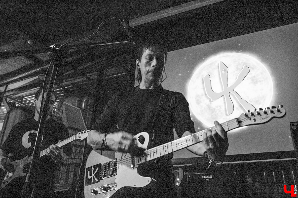 Любите ли вы творчество Виктора Цоя? Если да, то, надеюсь, не пропустили выступление команды «Черный Квадрат»? Потому как 1 декабря в ресторане «Макс Брой» эти ребята просто-напросто призвали дух той самой группы, имя которой «Кино»