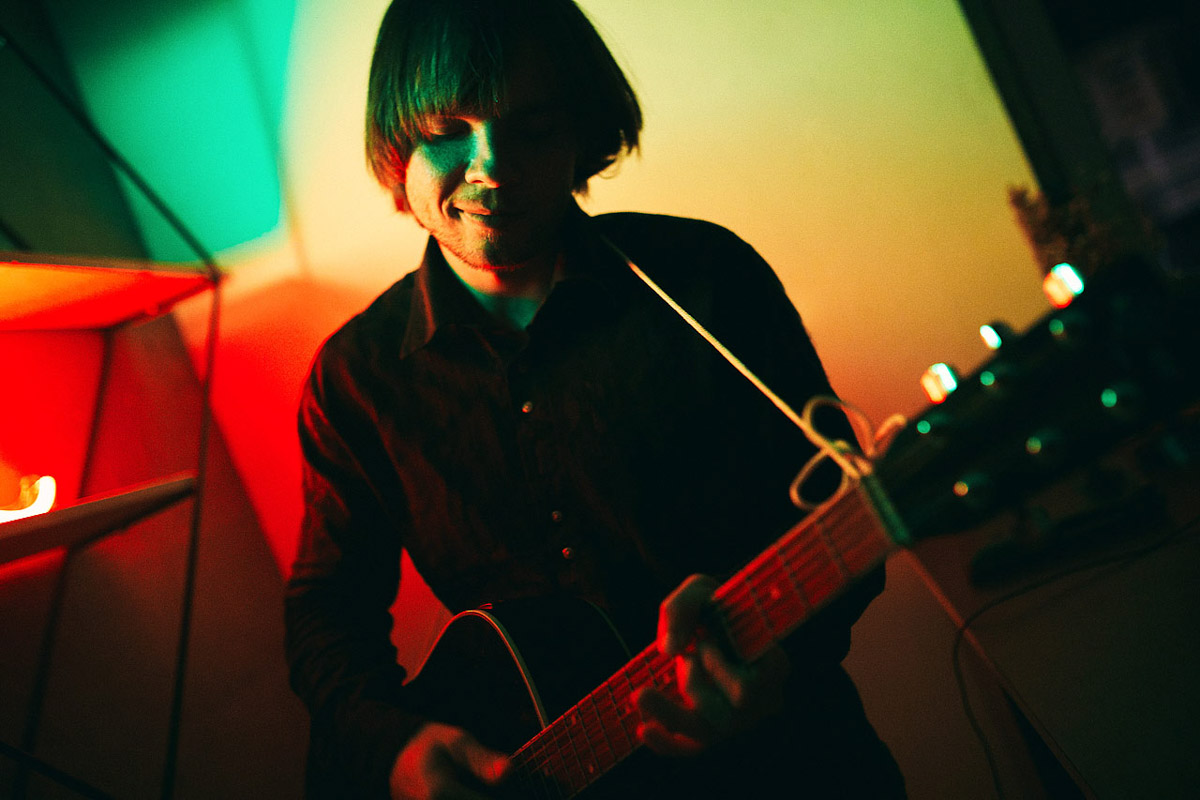 Изгиб гитары программиста, или Владимирский музыкант-самоучка. Сладкий голос, широкая улыбка и неизменная гитара в руках - Леша Лабух идет покорять женские сердца и уши