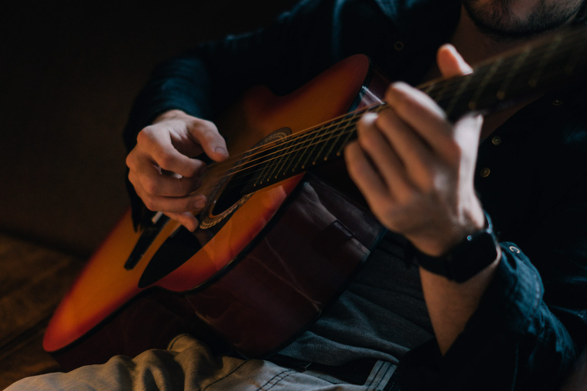 Изгиб гитары программиста, или Владимирский музыкант-самоучка. Сладкий голос, широкая улыбка и неизменная гитара в руках - Леша Лабух идет покорять женские сердца и уши