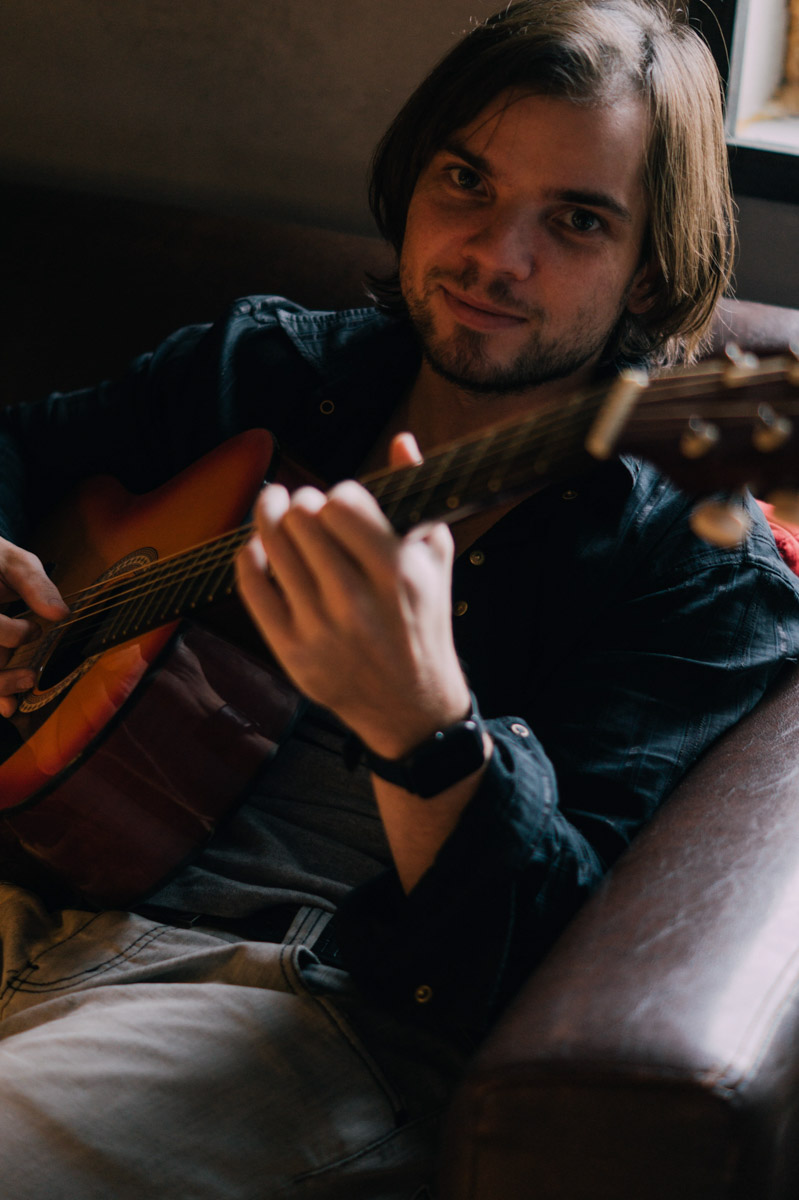 Изгиб гитары программиста, или Владимирский музыкант-самоучка. Сладкий голос, широкая улыбка и неизменная гитара в руках - Леша Лабух идет покорять женские сердца и уши