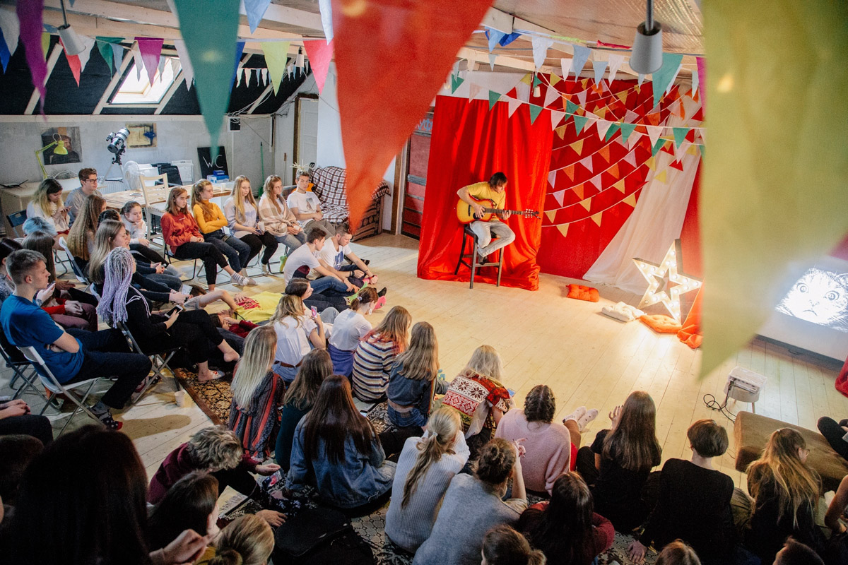 Изгиб гитары программиста, или Владимирский музыкант-самоучка. Сладкий голос, широкая улыбка и неизменная гитара в руках - Леша Лабух идет покорять женские сердца и уши