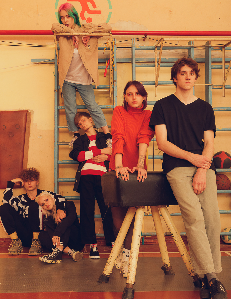 Что будет, если в спортивном зале Ковровского транспортного колледжа одновременно окажутся современные подростки и фотограф? Soviet privet!