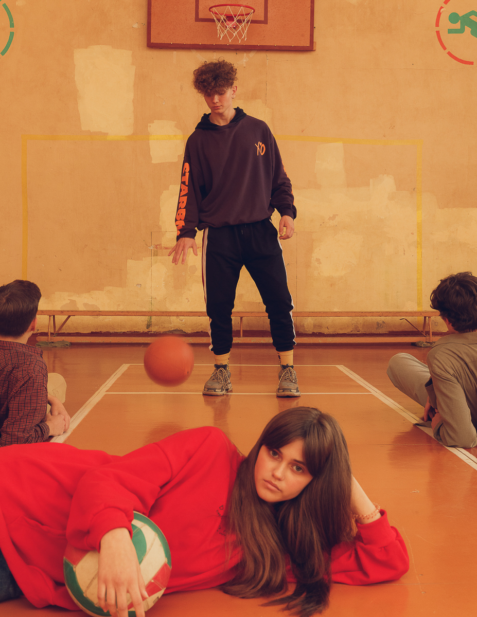 Что будет, если в спортивном зале Ковровского транспортного колледжа одновременно окажутся современные подростки и фотограф? Soviet privet!