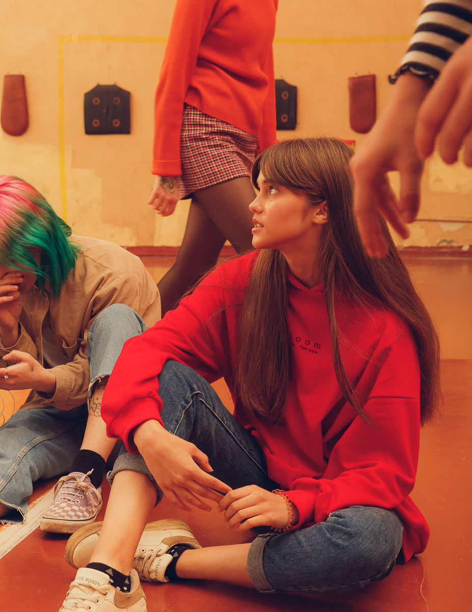 Что будет, если в спортивном зале Ковровского транспортного колледжа одновременно окажутся современные подростки и фотограф? Soviet privet!