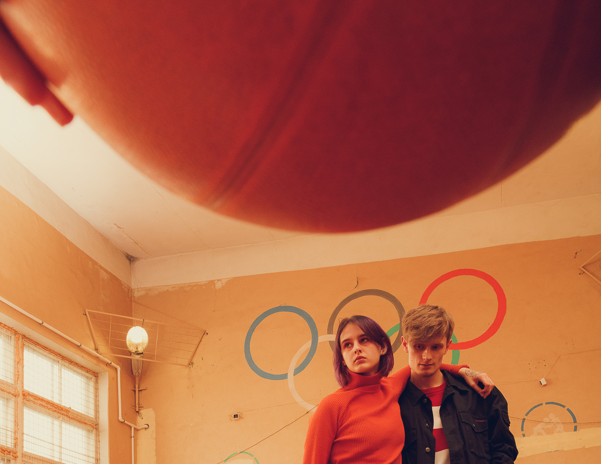 Что будет, если в спортивном зале Ковровского транспортного колледжа одновременно окажутся современные подростки и фотограф? Soviet privet!