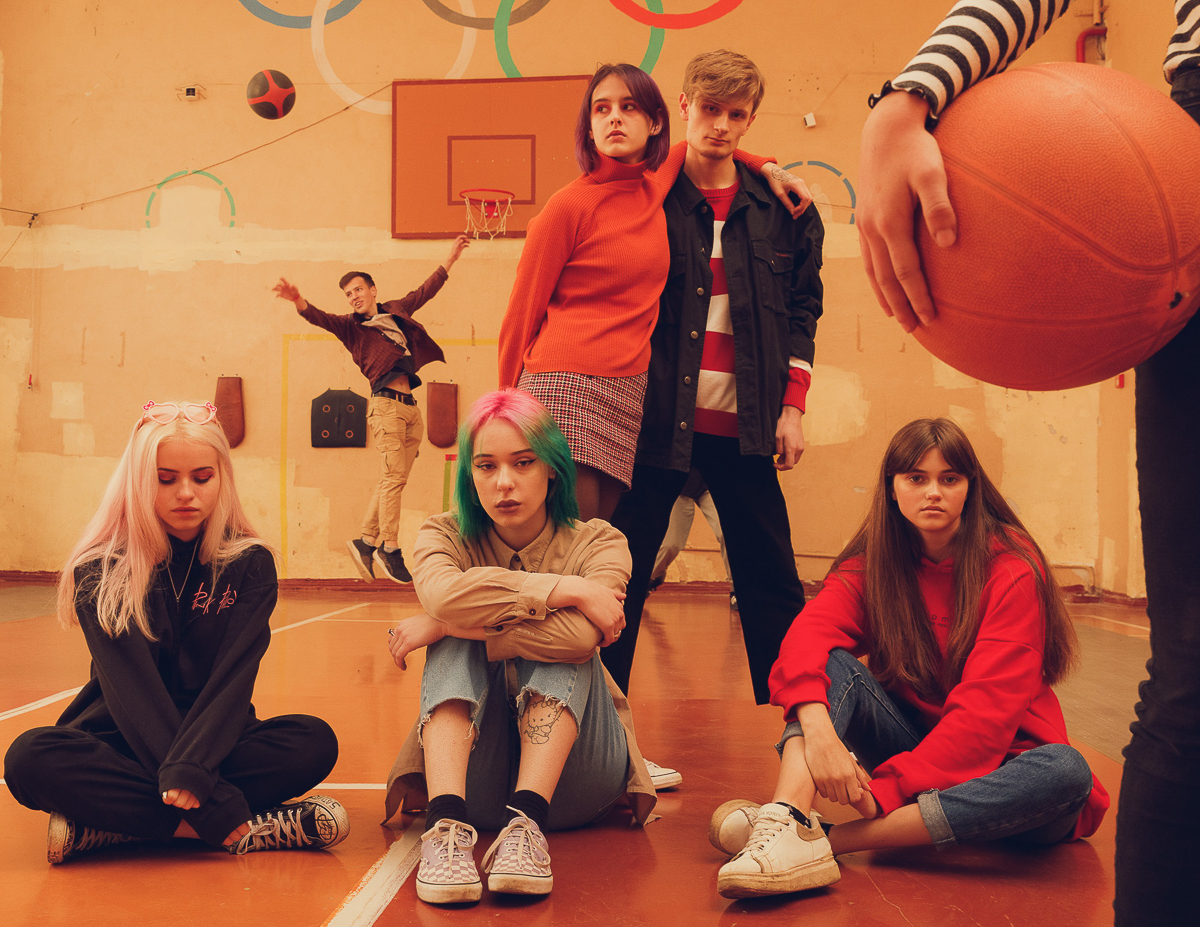 Что будет, если в спортивном зале Ковровского транспортного колледжа одновременно окажутся современные подростки и фотограф? Soviet privet!