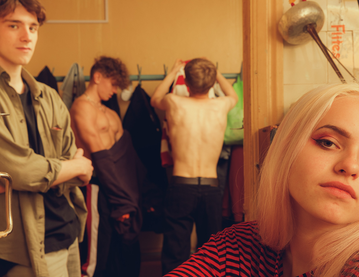 Что будет, если в спортивном зале Ковровского транспортного колледжа одновременно окажутся современные подростки и фотограф? Soviet privet!