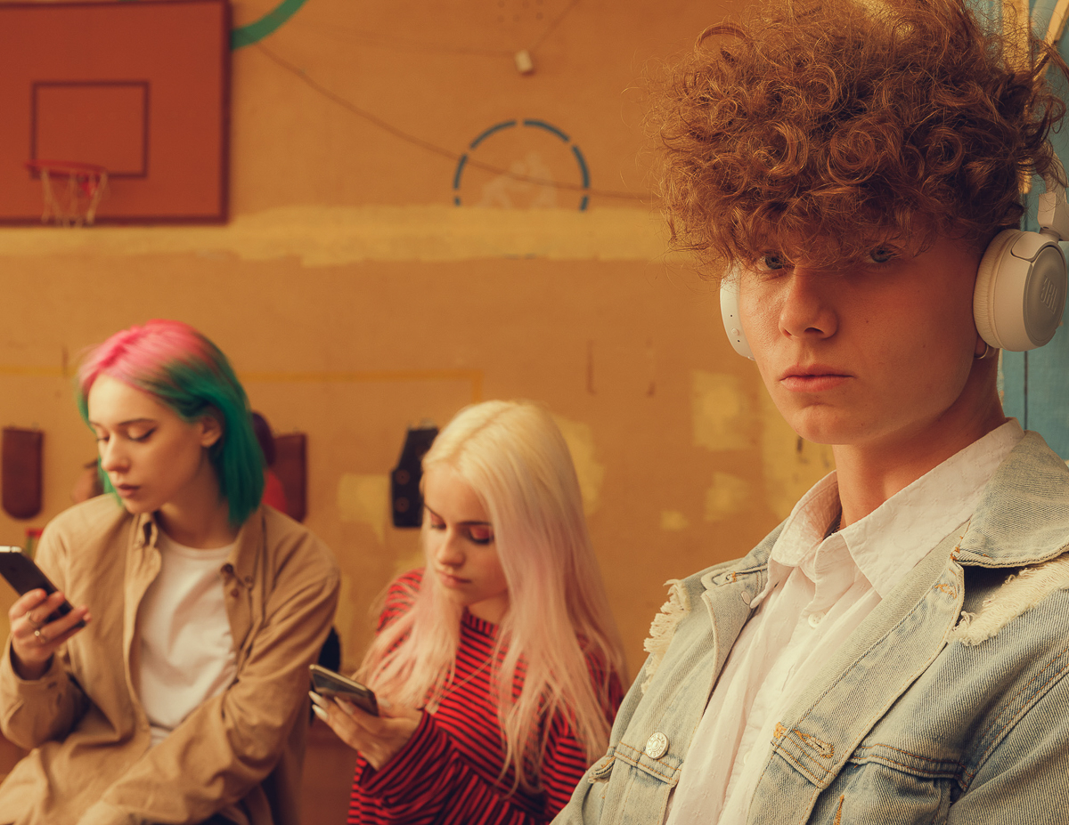 Что будет, если в спортивном зале Ковровского транспортного колледжа одновременно окажутся современные подростки и фотограф? Soviet privet!