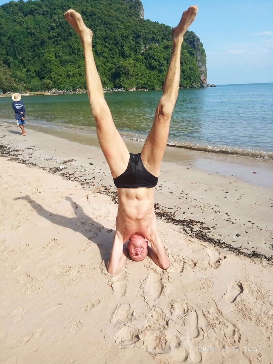 800 км по южному Таиланду - от Андаманского моря до Бангкока. Именно столько, невзирая на 30-градусную жару, проехали известный владимирский велотурист Виталий Кепин с супругой