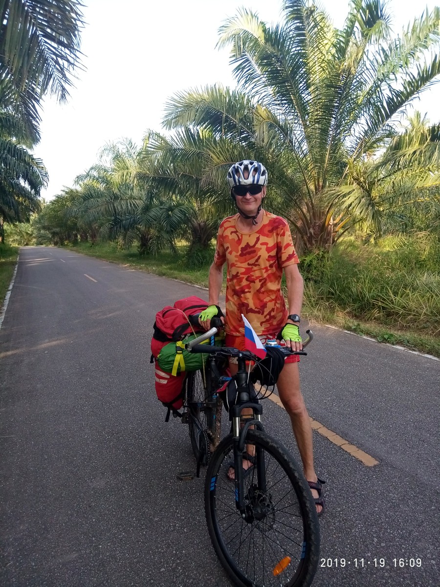 800 км по южному Таиланду - от Андаманского моря до Бангкока. Именно столько, невзирая на 30-градусную жару, проехали известный владимирский велотурист Виталий Кепин с супругой