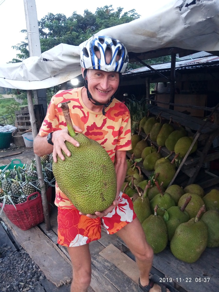 800 км по южному Таиланду - от Андаманского моря до Бангкока. Именно столько, невзирая на 30-градусную жару, проехали известный владимирский велотурист Виталий Кепин с супругой