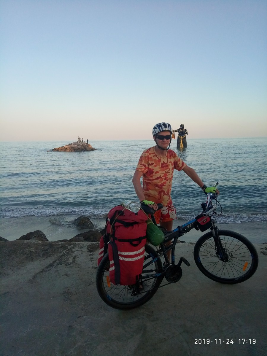 800 км по южному Таиланду - от Андаманского моря до Бангкока. Именно столько, невзирая на 30-градусную жару, проехали известный владимирский велотурист Виталий Кепин с супругой