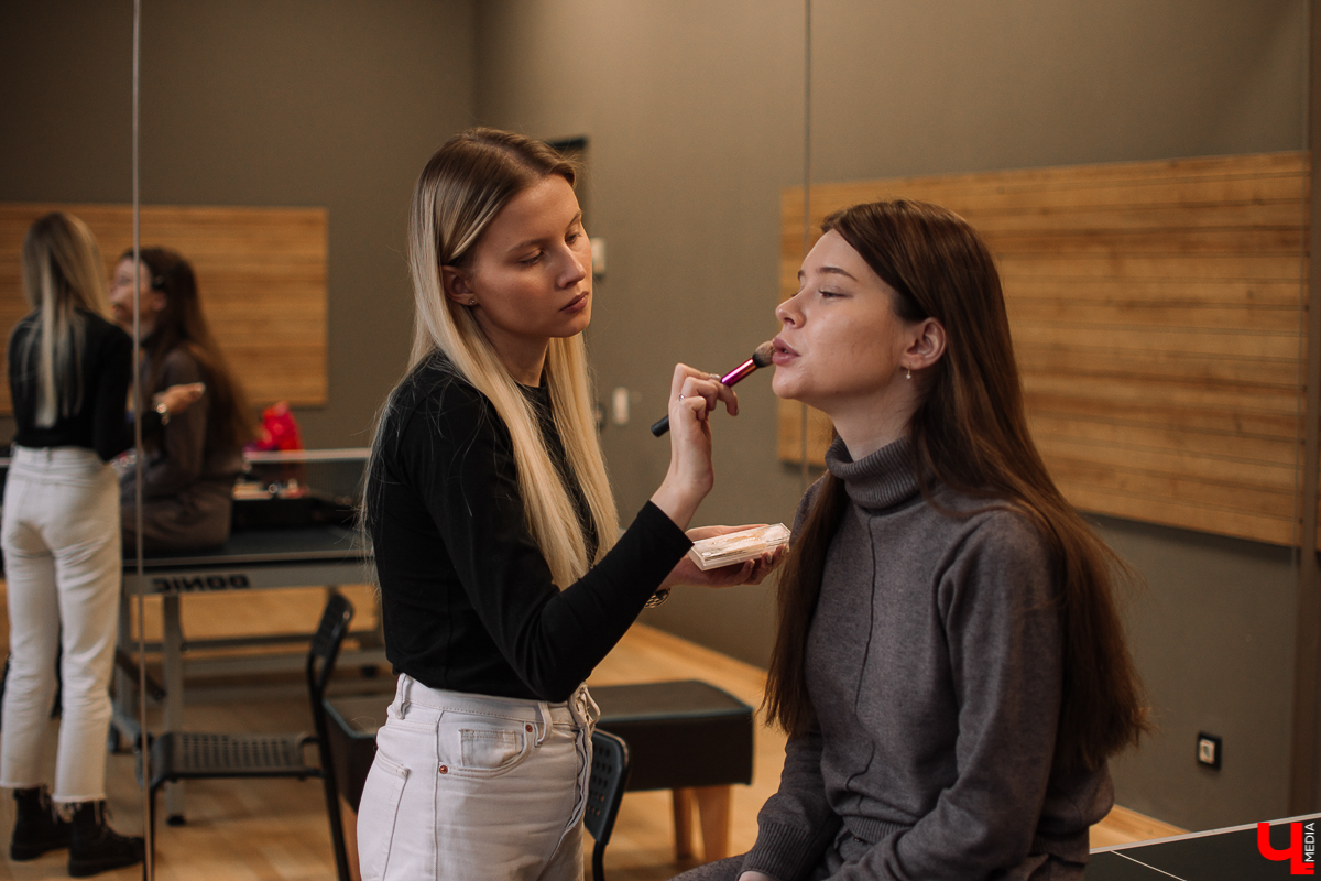 Евгения Бушкова, Арина Блохина и Мария Режевская - последние три девушки, которые позировали для календаря «Ключ-Медиа 2020». Причем в бассейне!