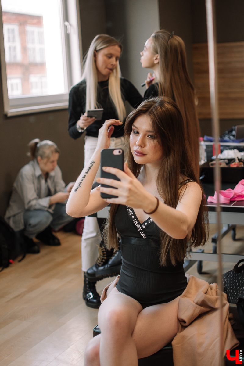 Евгения Бушкова, Арина Блохина и Мария Режевская - последние три девушки, которые позировали для календаря «Ключ-Медиа 2020». Причем в бассейне!