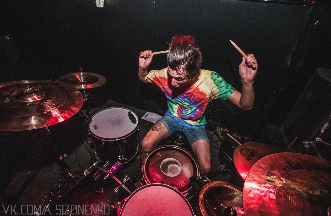 История о том, как стучащий по партам Саша Сорокин стал широко известным в узких кругах ударником и музыкантом - crypt'ом