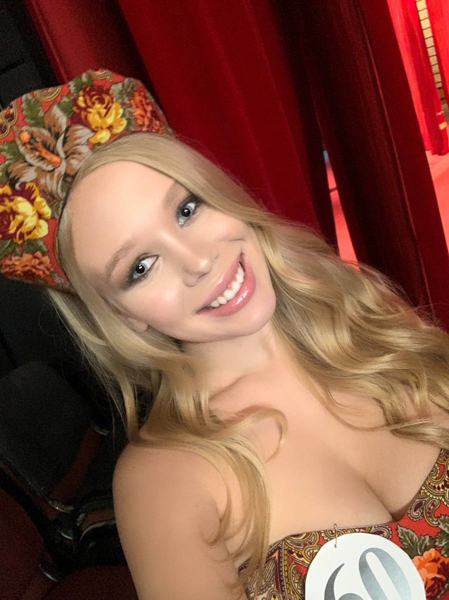 Сразу же после съемок для календаря “Ключ-Медиа” Елизавета Барышева отправилась на конкурс World Russian Beauty при поддержке мэтра Вячеслава Зайцева и его Дома моды