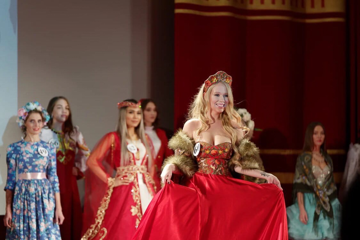 Сразу же после съемок для календаря “Ключ-Медиа” Елизавета Барышева отправилась на конкурс World Russian Beauty при поддержке мэтра Вячеслава Зайцева и его Дома моды