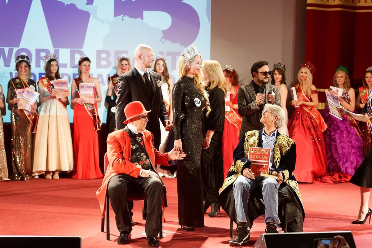 Сразу же после съемок для календаря “Ключ-Медиа” Елизавета Барышева отправилась на конкурс World Russian Beauty при поддержке мэтра Вячеслава Зайцева и его Дома моды