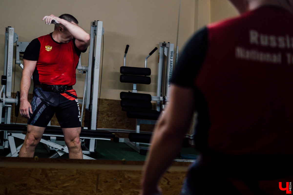 Дмитрий Пономарев заинтересовался гирями далеко не в молодости, что не помешало ему стать двукратным чемпионом мира и основателем владимирской федерации гиревого спорта. Хотите стать современным богатырем? Читайте, где и как этому можно научиться