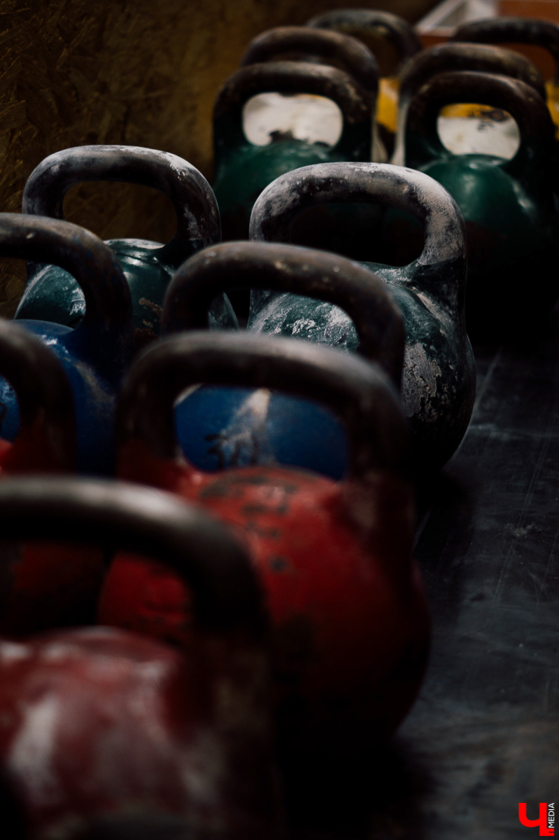 Дмитрий Пономарев заинтересовался гирями далеко не в молодости, что не помешало ему стать двукратным чемпионом мира и основателем владимирской федерации гиревого спорта. Хотите стать современным богатырем? Читайте, где и как этому можно научиться