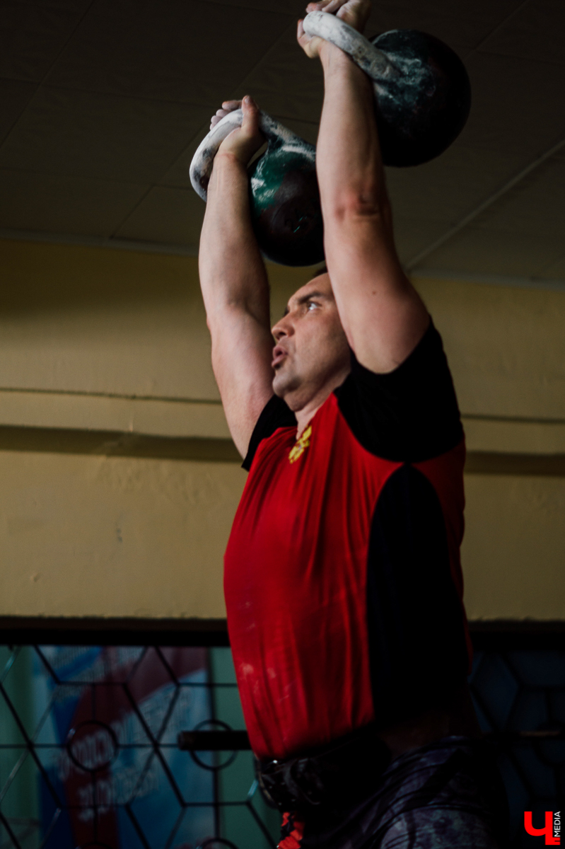 Дмитрий Пономарев заинтересовался гирями далеко не в молодости, что не помешало ему стать двукратным чемпионом мира и основателем владимирской федерации гиревого спорта. Хотите стать современным богатырем? Читайте, где и как этому можно научиться