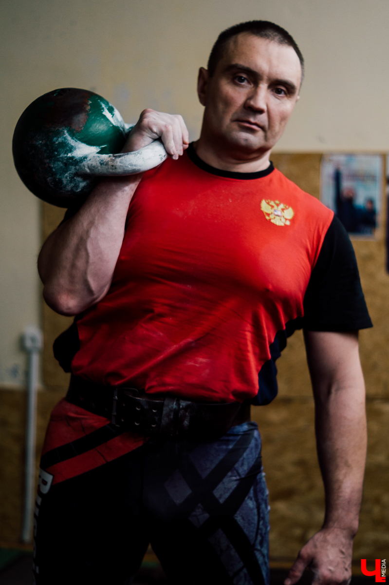 Дмитрий Пономарев заинтересовался гирями далеко не в молодости, что не помешало ему стать двукратным чемпионом мира и основателем владимирской федерации гиревого спорта. Хотите стать современным богатырем? Читайте, где и как этому можно научиться