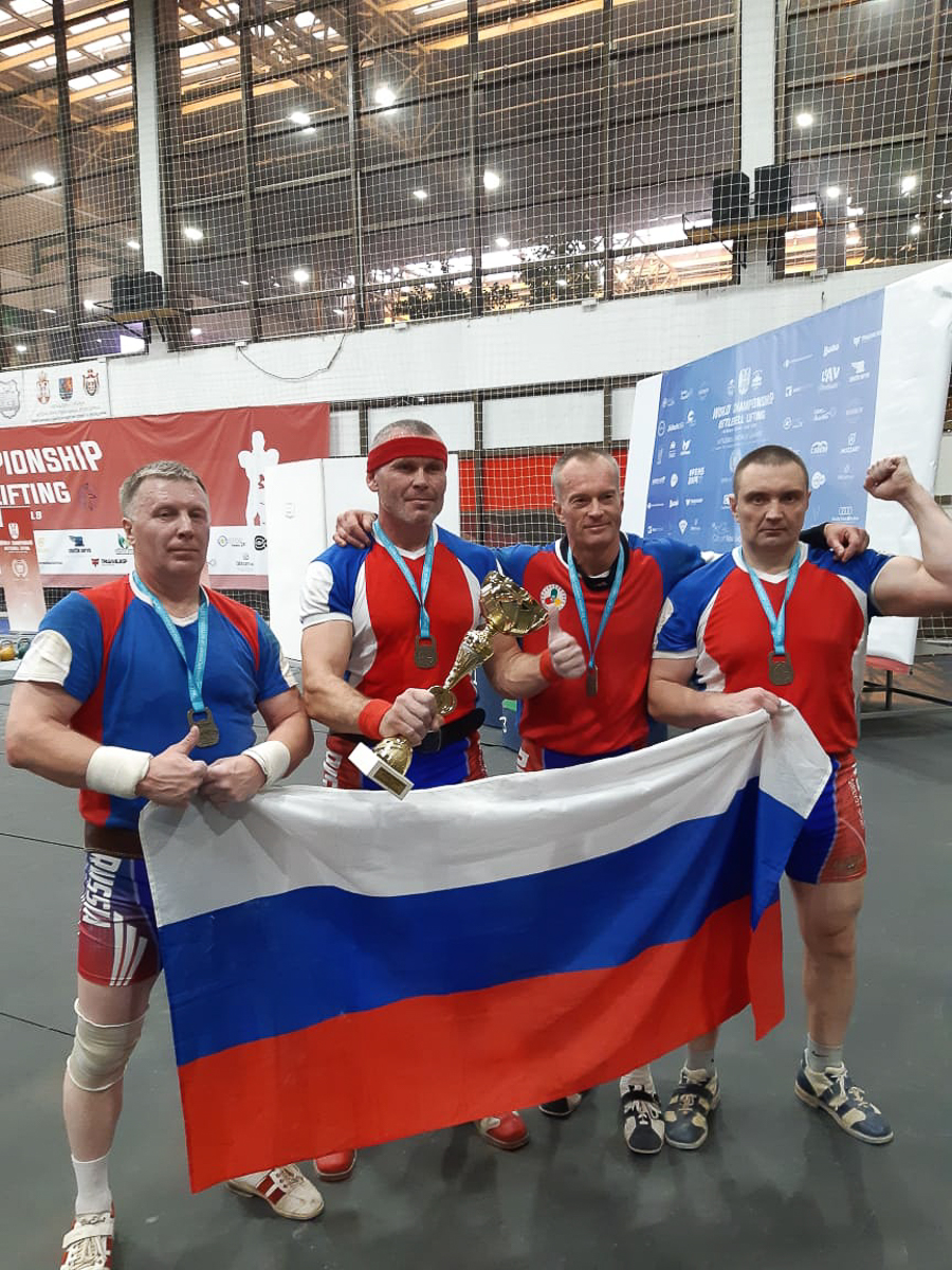 Дмитрий Пономарев заинтересовался гирями далеко не в молодости, что не помешало ему стать двукратным чемпионом мира и основателем владимирской федерации гиревого спорта. Хотите стать современным богатырем? Читайте, где и как этому можно научиться