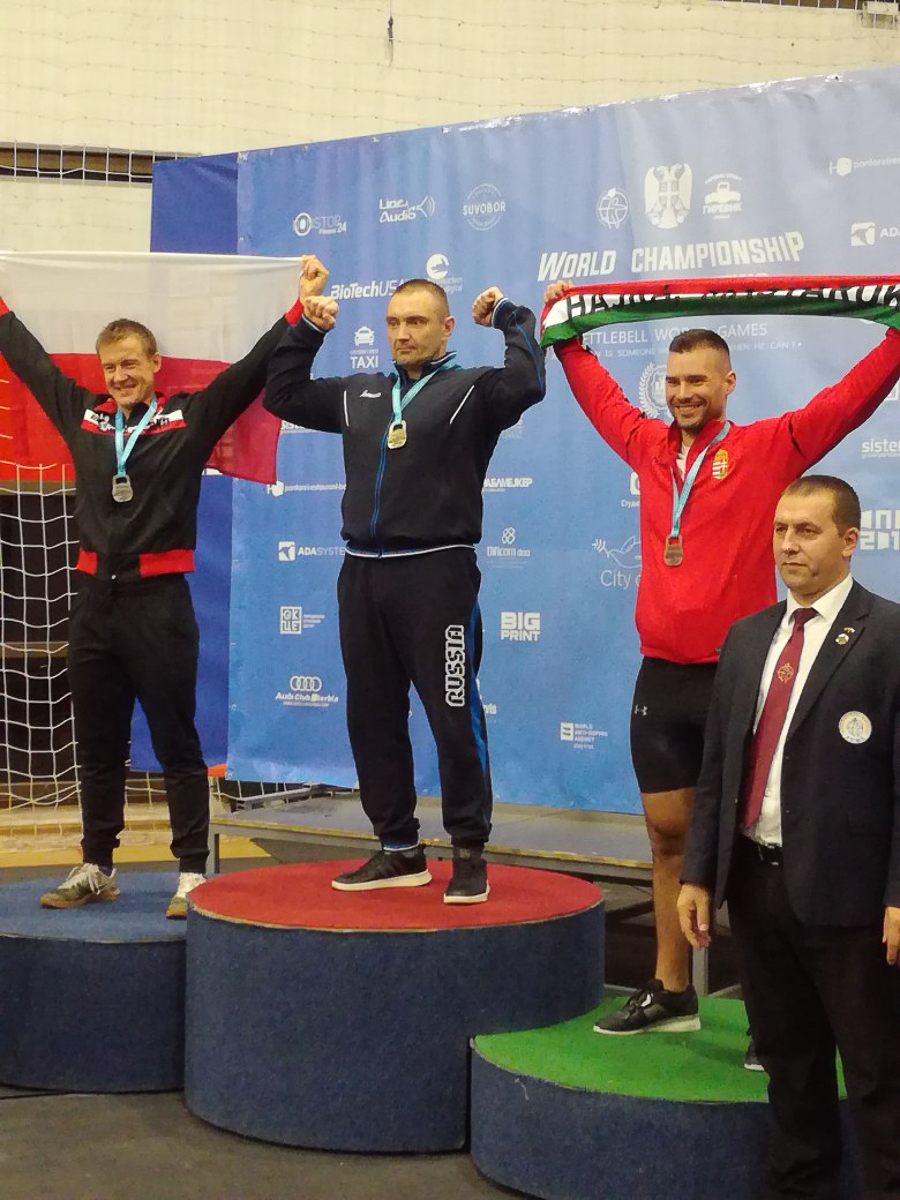 Дмитрий Пономарев заинтересовался гирями далеко не в молодости, что не помешало ему стать двукратным чемпионом мира и основателем владимирской федерации гиревого спорта. Хотите стать современным богатырем? Читайте, где и как этому можно научиться