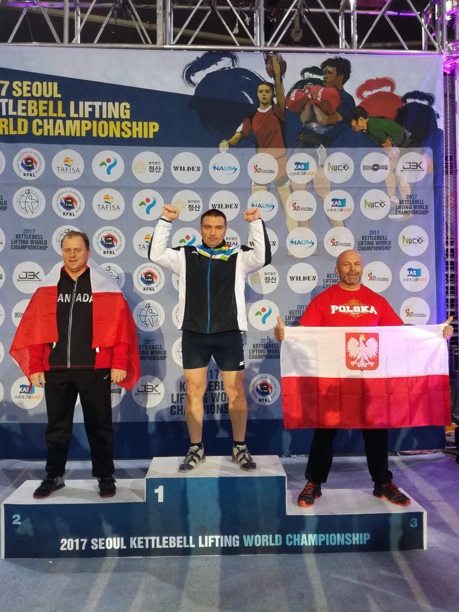 Дмитрий Пономарев заинтересовался гирями далеко не в молодости, что не помешало ему стать двукратным чемпионом мира и основателем владимирской федерации гиревого спорта. Хотите стать современным богатырем? Читайте, где и как этому можно научиться