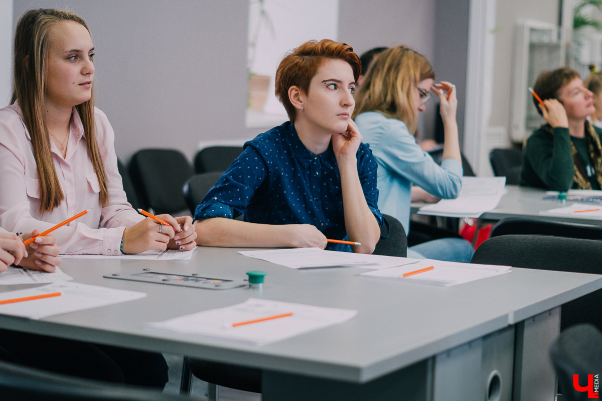 Мальчишки, девчонки, а также их родители сдали шуточный госэкзамен ЕГЭ, составленный школьниками со всей России: о сериалах, музыке, мультфильмах и прочей всячине. Проверьте, такой экзамен вы бы сдали?