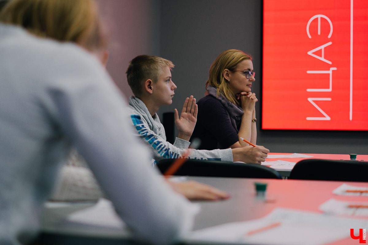 Мальчишки, девчонки, а также их родители сдали шуточный госэкзамен ЕГЭ, составленный школьниками со всей России: о сериалах, музыке, мультфильмах и прочей всячине. Проверьте, такой экзамен вы бы сдали?