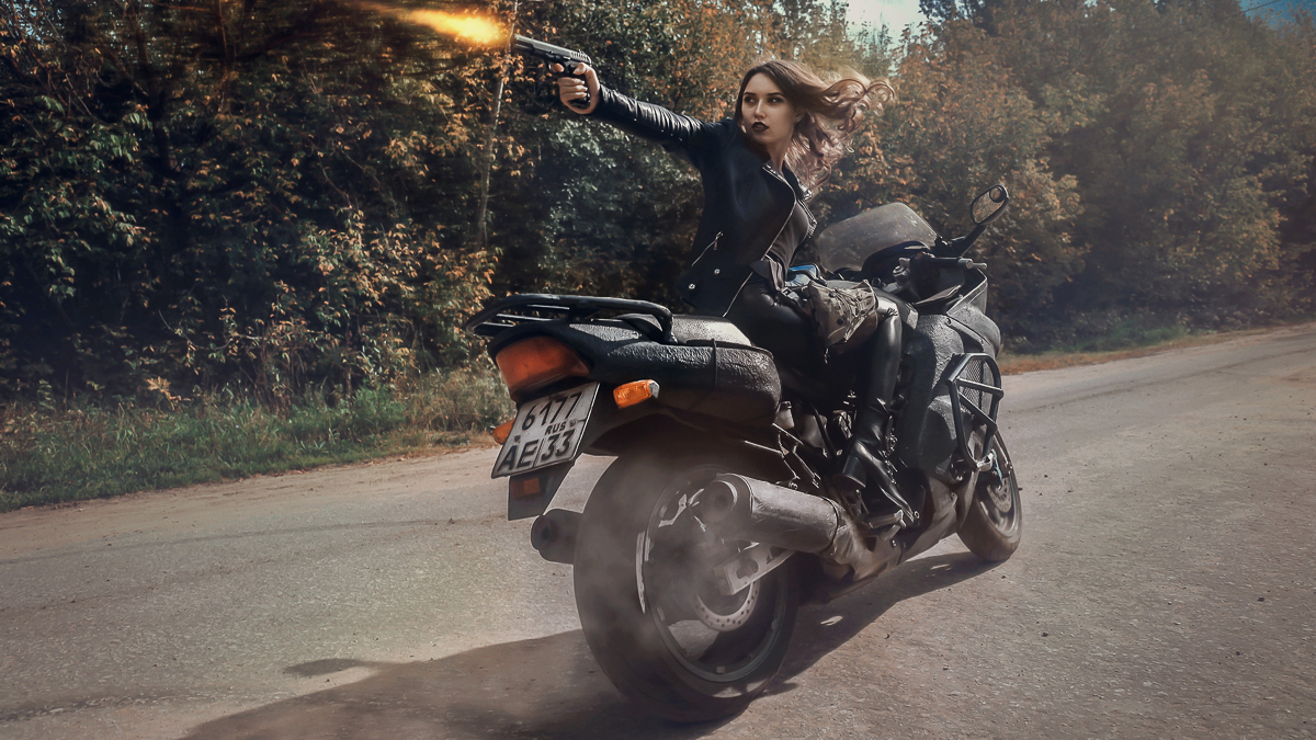 Рассказываем, сколько машин и агентов спецслужб пострадало во время съемки фотоистории Вадима Аксёнова про девушку-киборга. Спойлер: ни одного.