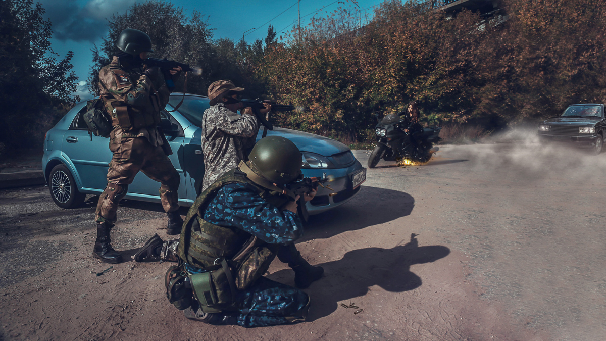 Рассказываем, сколько машин и агентов спецслужб пострадало во время съемки фотоистории Вадима Аксёнова про девушку-киборга. Спойлер: ни одного.