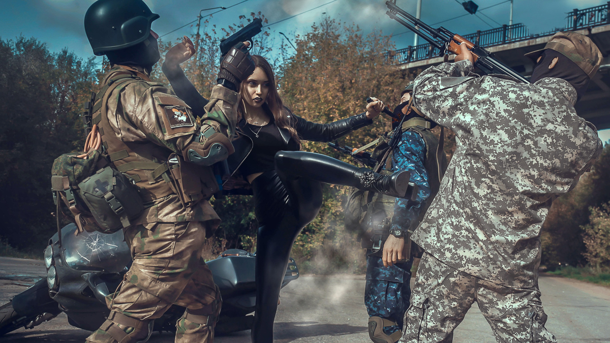 Рассказываем, сколько машин и агентов спецслужб пострадало во время съемки фотоистории Вадима Аксёнова про девушку-киборга. Спойлер: ни одного.