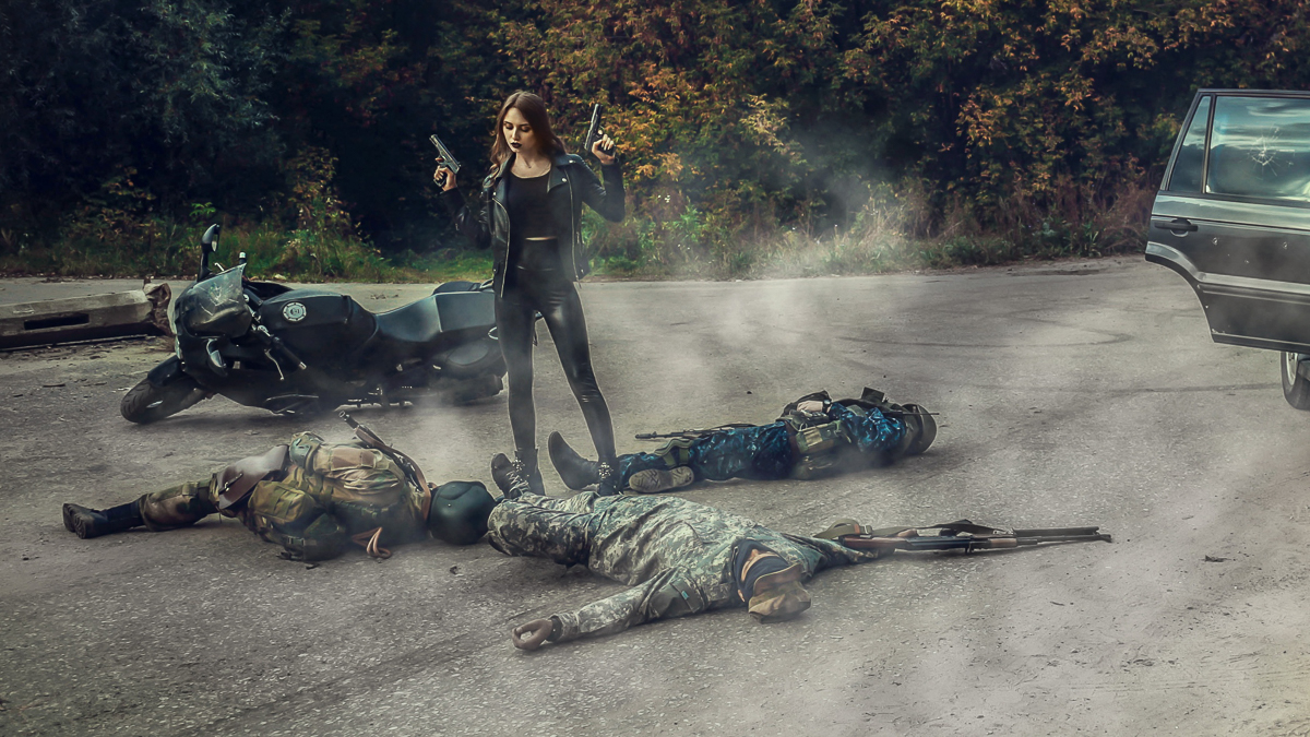 Рассказываем, сколько машин и агентов спецслужб пострадало во время съемки фотоистории Вадима Аксёнова про девушку-киборга. Спойлер: ни одного.