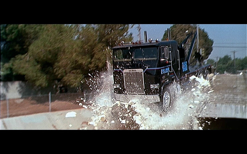 Рассказываем, сколько машин и агентов спецслужб пострадало во время съемки фотоистории Вадима Аксёнова про девушку-киборга. Спойлер: ни одного.