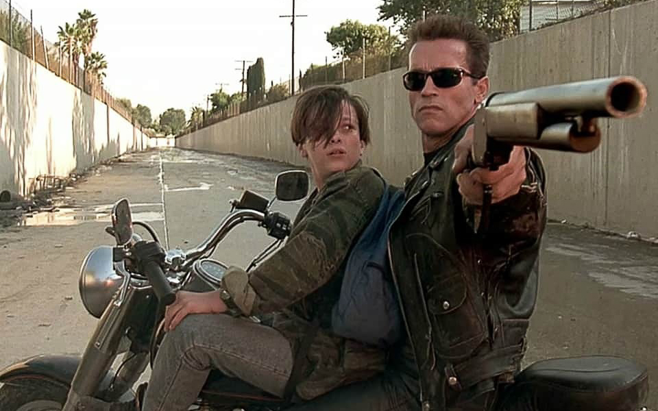 Рассказываем, сколько машин и агентов спецслужб пострадало во время съемки фотоистории Вадима Аксёнова про девушку-киборга. Спойлер: ни одного.