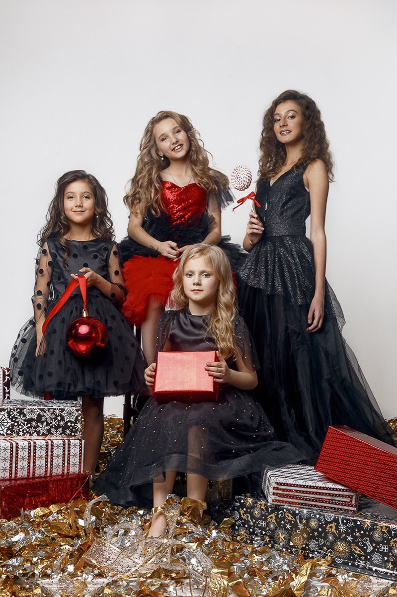 За три года владимирский дизайнер детской одежды Наталья Рязанова успела стать лауреатом Национальной премии в области индустрии моды в номинации «Лучшая праздничная коллекция 2019 года». Детки в ее нарядахе блестяще выступили на Moscow fashion week, а также на показе у Вячеслава Зайцева