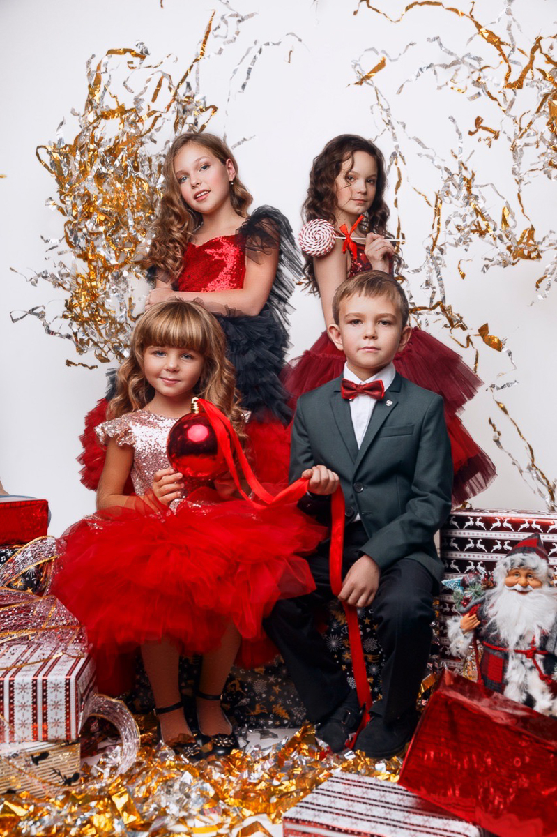 За три года владимирский дизайнер детской одежды Наталья Рязанова успела стать лауреатом Национальной премии в области индустрии моды в номинации «Лучшая праздничная коллекция 2019 года». Детки в ее нарядахе блестяще выступили на Moscow fashion week, а также на показе у Вячеслава Зайцева