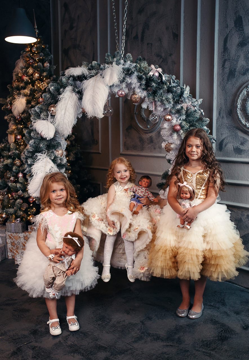 За три года владимирский дизайнер детской одежды Наталья Рязанова успела стать лауреатом Национальной премии в области индустрии моды в номинации «Лучшая праздничная коллекция 2019 года». Детки в ее нарядахе блестяще выступили на Moscow fashion week, а также на показе у Вячеслава Зайцева