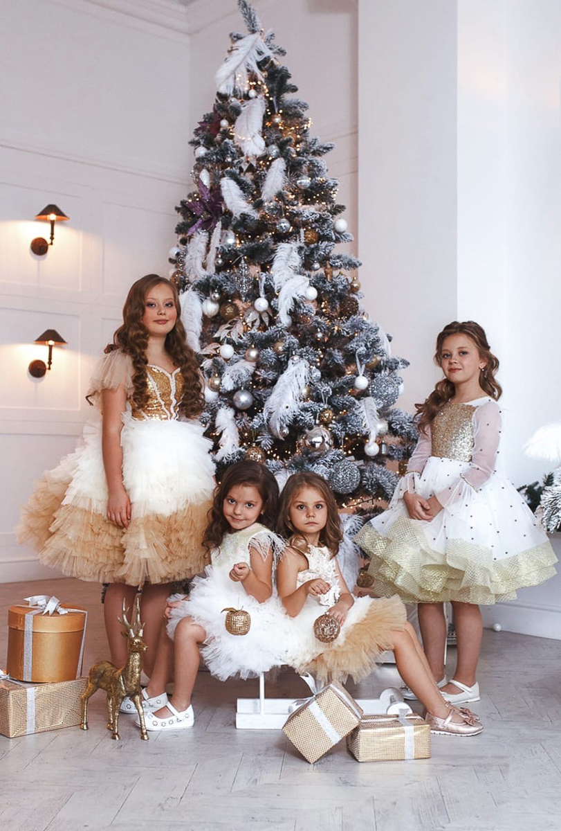 За три года владимирский дизайнер детской одежды Наталья Рязанова успела стать лауреатом Национальной премии в области индустрии моды в номинации «Лучшая праздничная коллекция 2019 года». Детки в ее нарядахе блестяще выступили на Moscow fashion week, а также на показе у Вячеслава Зайцева