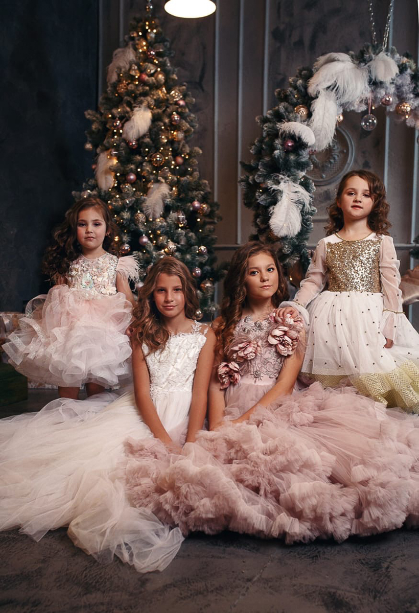 За три года владимирский дизайнер детской одежды Наталья Рязанова успела стать лауреатом Национальной премии в области индустрии моды в номинации «Лучшая праздничная коллекция 2019 года». Детки в ее нарядахе блестяще выступили на Moscow fashion week, а также на показе у Вячеслава Зайцева