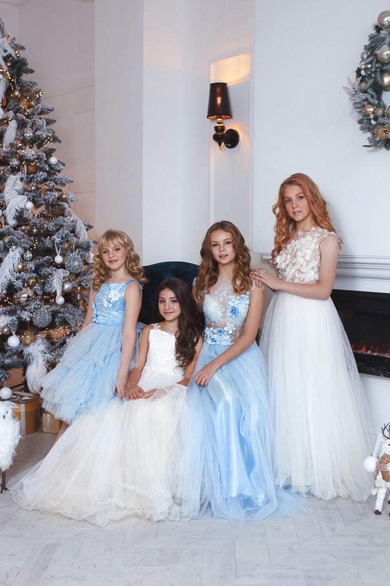 За три года владимирский дизайнер детской одежды Наталья Рязанова успела стать лауреатом Национальной премии в области индустрии моды в номинации «Лучшая праздничная коллекция 2019 года». Детки в ее нарядахе блестяще выступили на Moscow fashion week, а также на показе у Вячеслава Зайцева