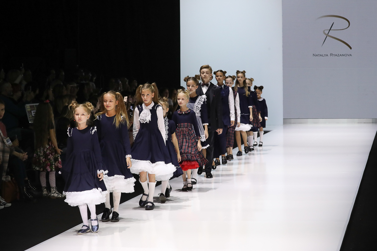 За три года владимирский дизайнер детской одежды Наталья Рязанова успела стать лауреатом Национальной премии в области индустрии моды в номинации «Лучшая праздничная коллекция 2019 года». Детки в ее нарядахе блестяще выступили на Moscow fashion week, а также на показе у Вячеслава Зайцева