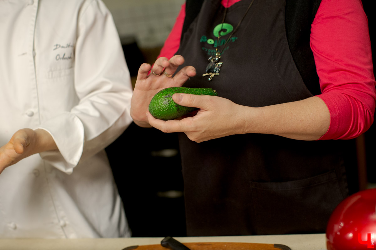 Лариса Семина и Дмитрий Орловский приготовили сембургер на кухне студии Roulet