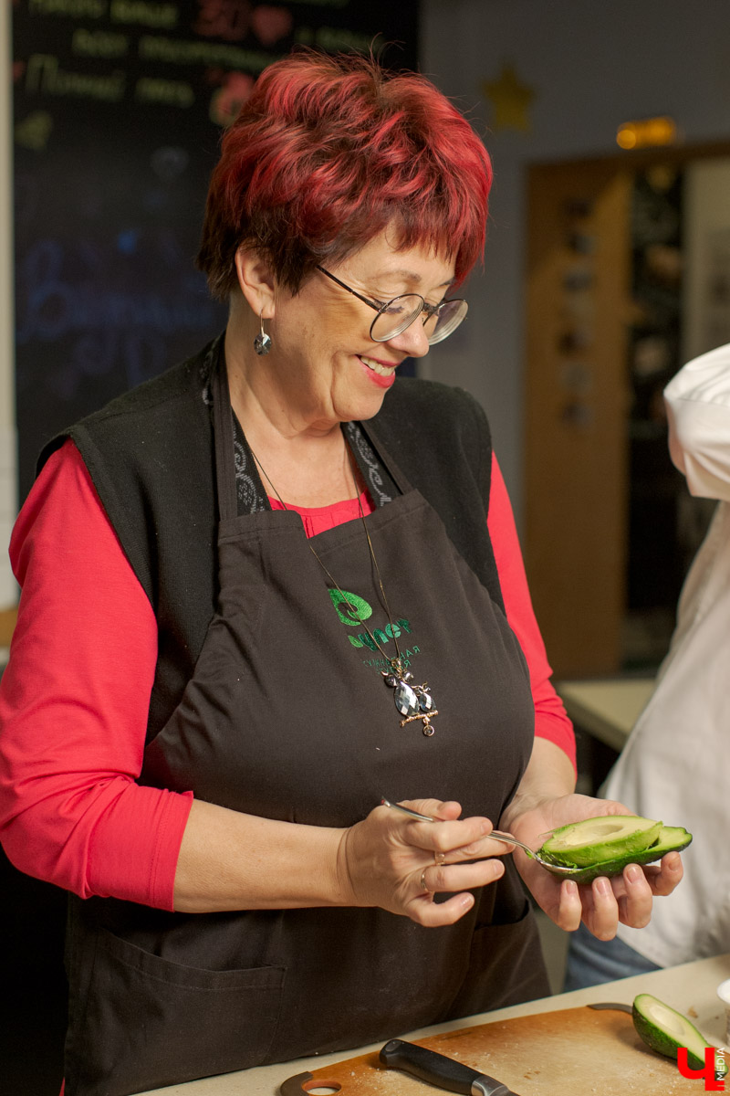 Лариса Семина и Дмитрий Орловский приготовили сембургер на кухне студии Roulet