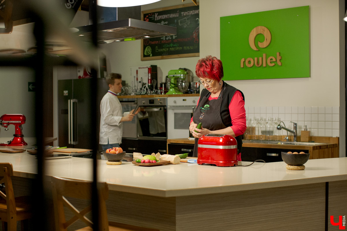 Лариса Семина и Дмитрий Орловский приготовили сембургер на кухне студии Roulet