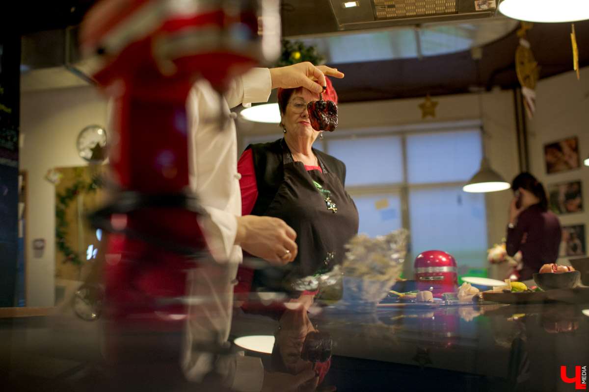 Лариса Семина и Дмитрий Орловский приготовили сембургер на кухне студии Roulet